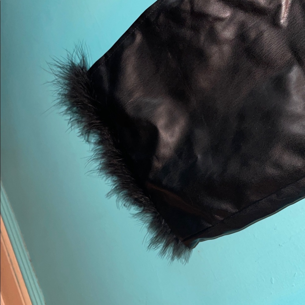 Elegant Black Leather pants with trim fur in the leg - Picture 7 of 14